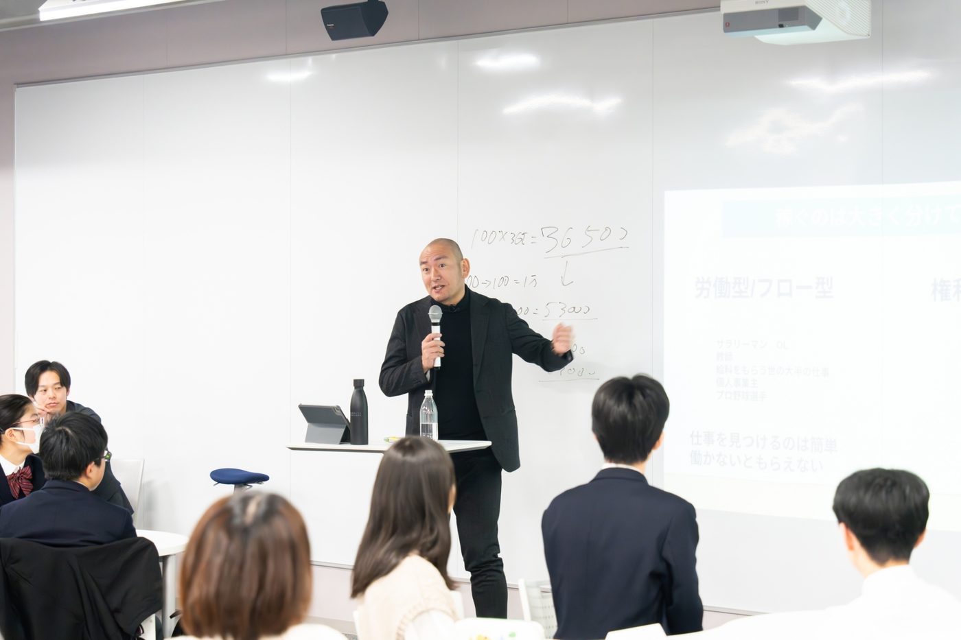 セミナーで参加者に向けて話す以西裕介