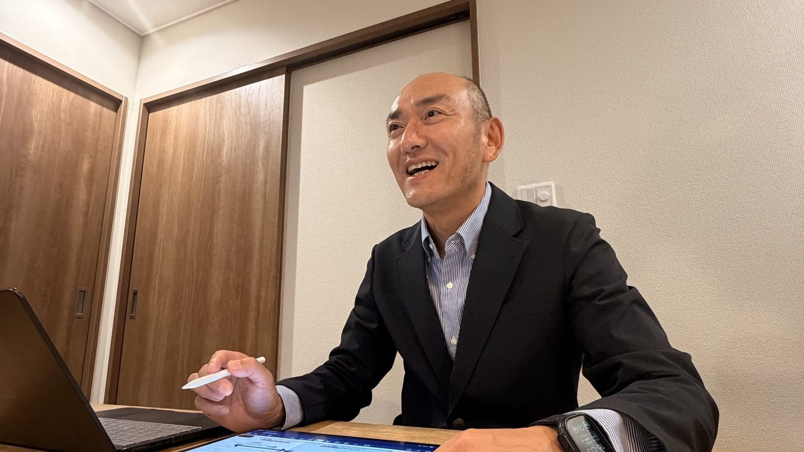 説明の途中で、笑いながら話しているところ