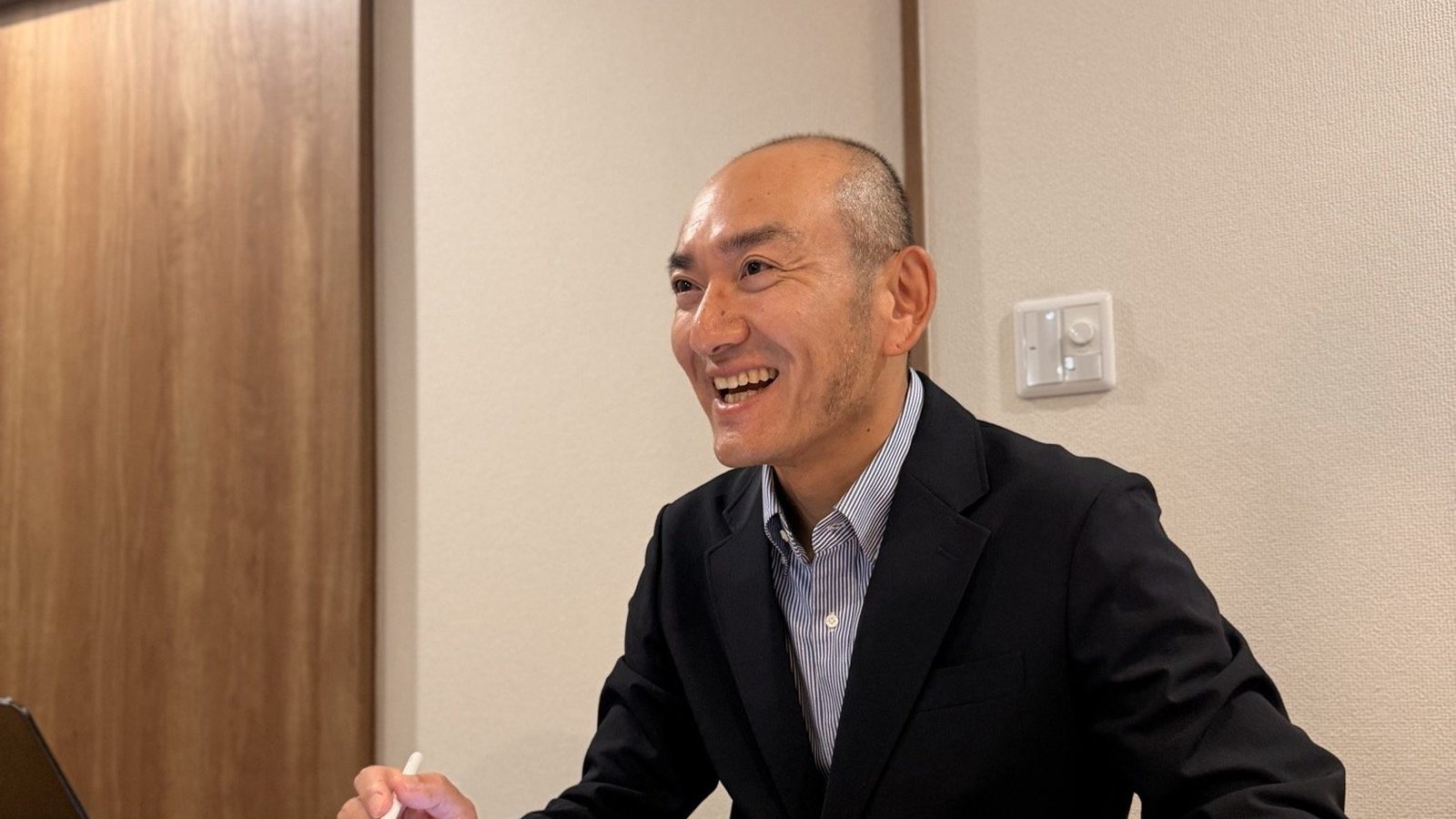 面談の席で、笑って話しているところ