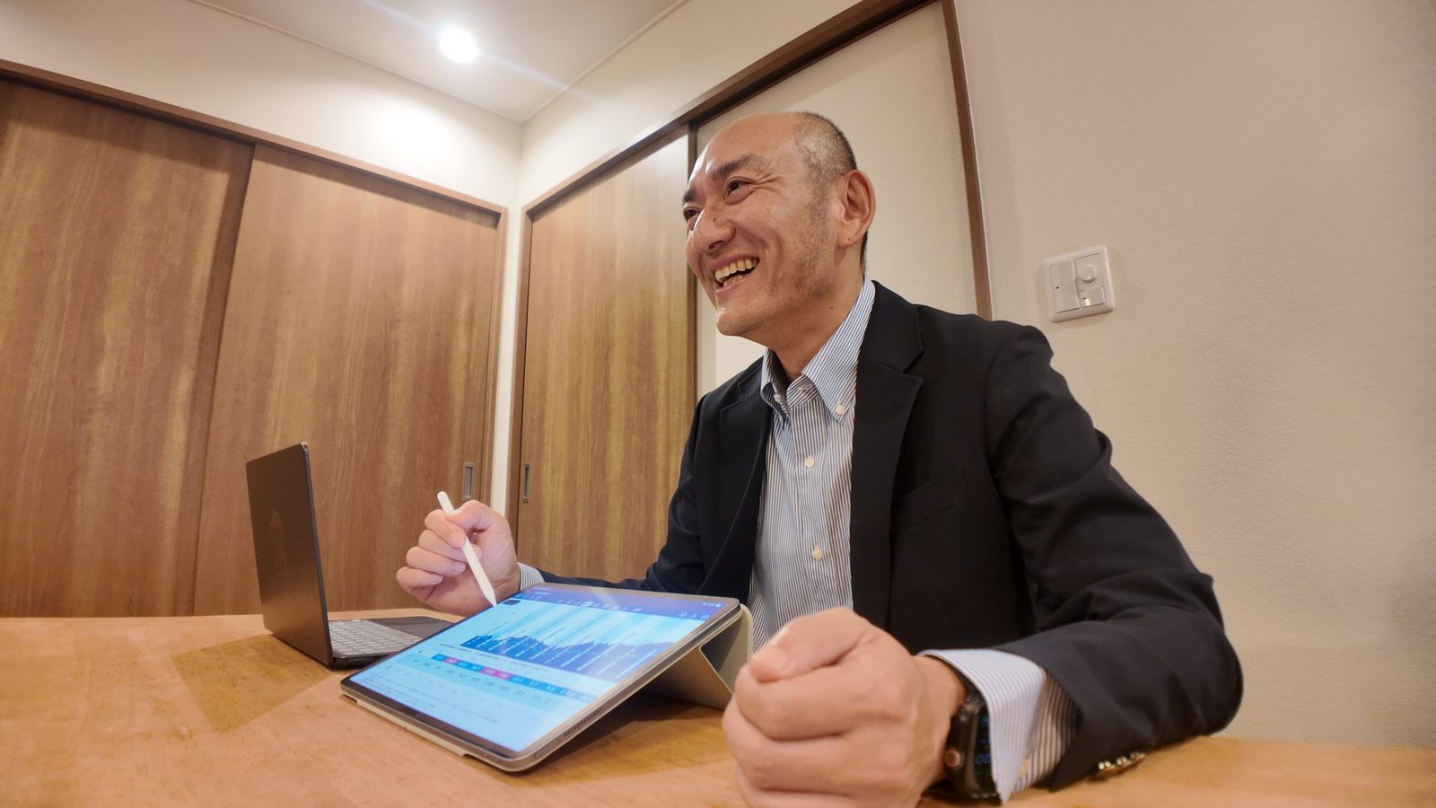 面談の場で、身を乗り出して笑っているところ