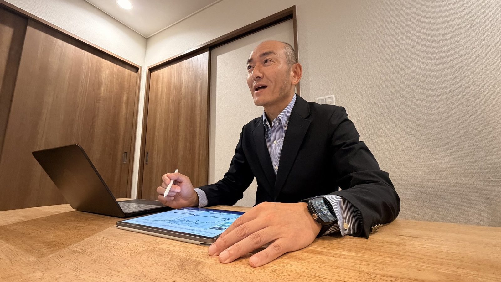 ノートパソコンとタブレットを前に、話をしているところ