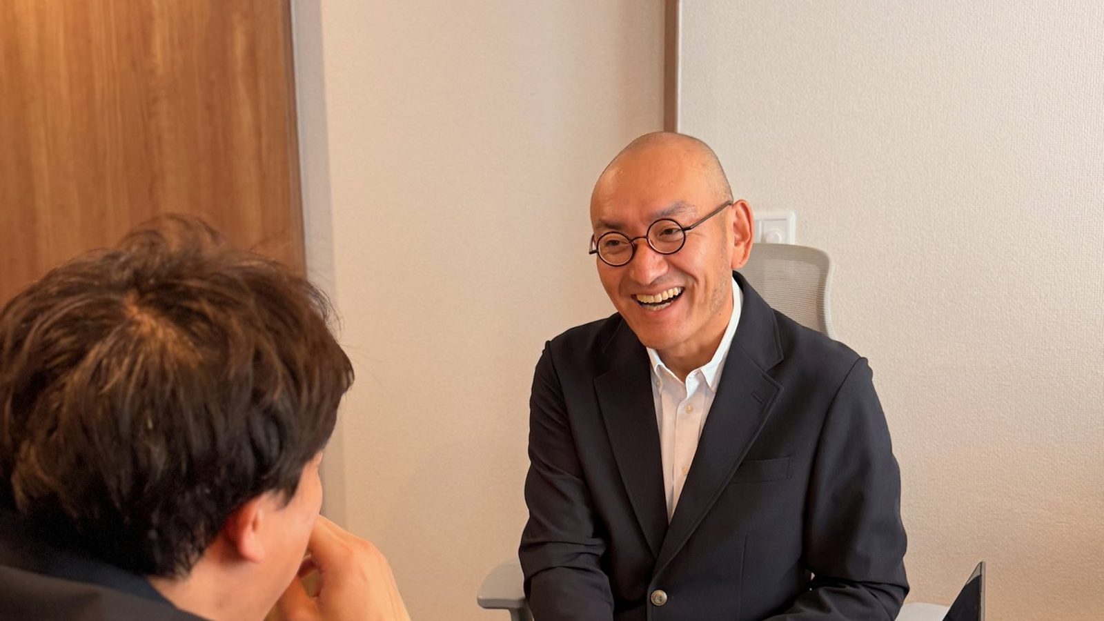 面談で、お客様と向き合って大笑いしているところ