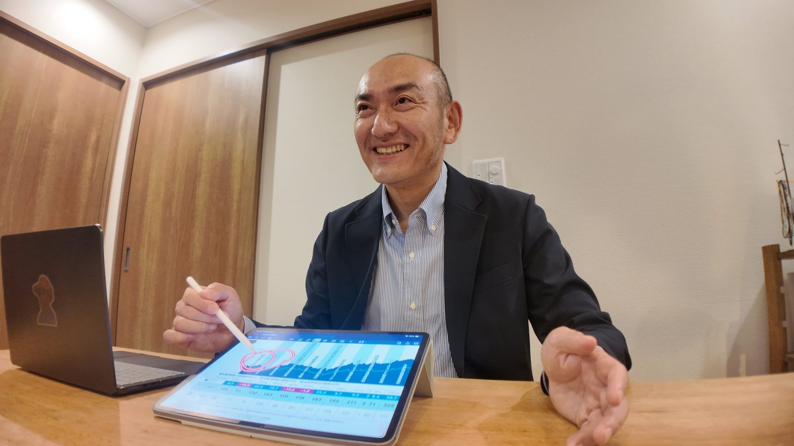 タブレットに丸をつけながら、笑って話しているところ