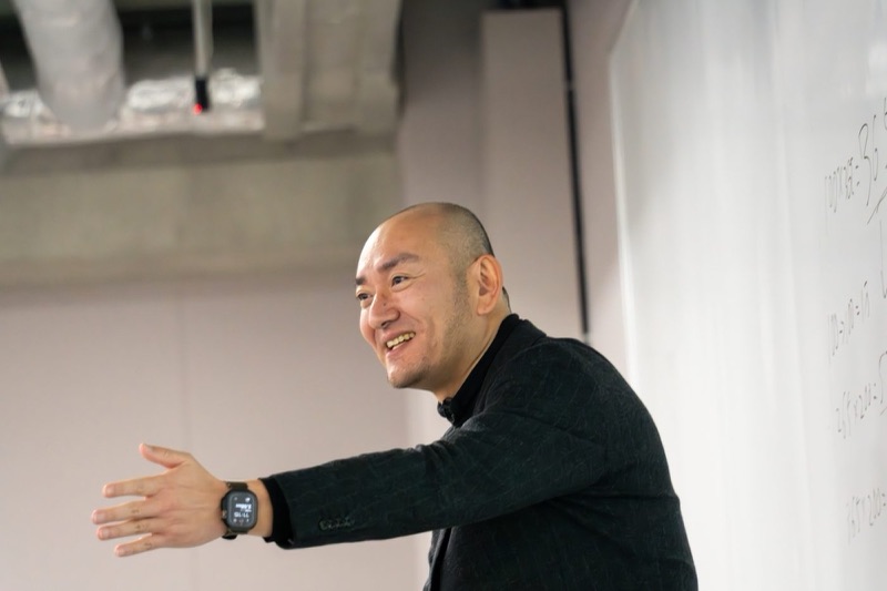 セミナーで話す以西裕介