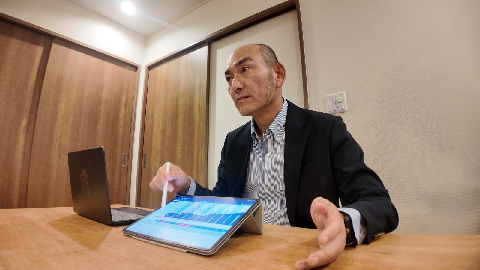 手を広げて話しているところ
