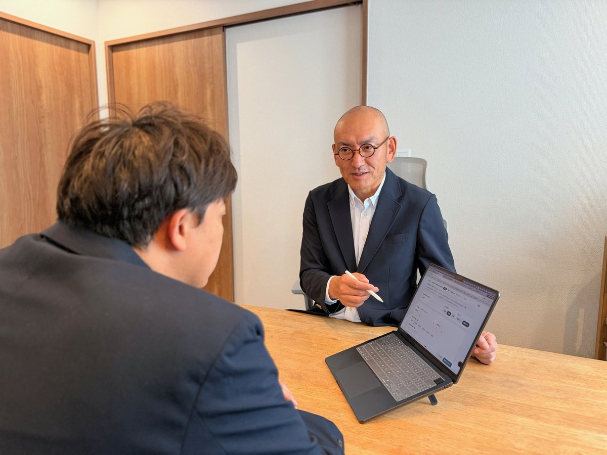 面談で、向かい合って話しているところ