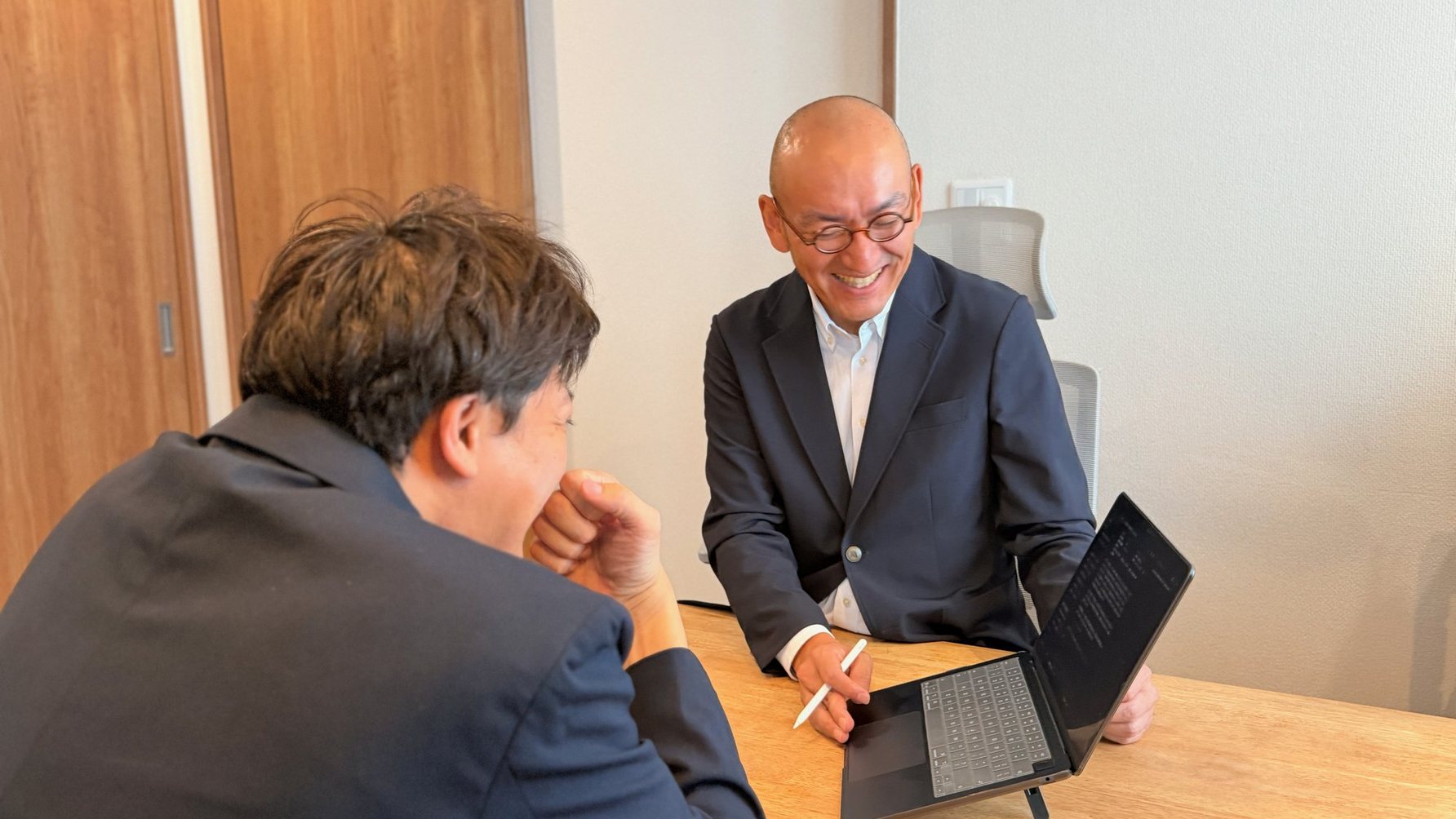 面談で、笑いながら向かい合って話しているところ