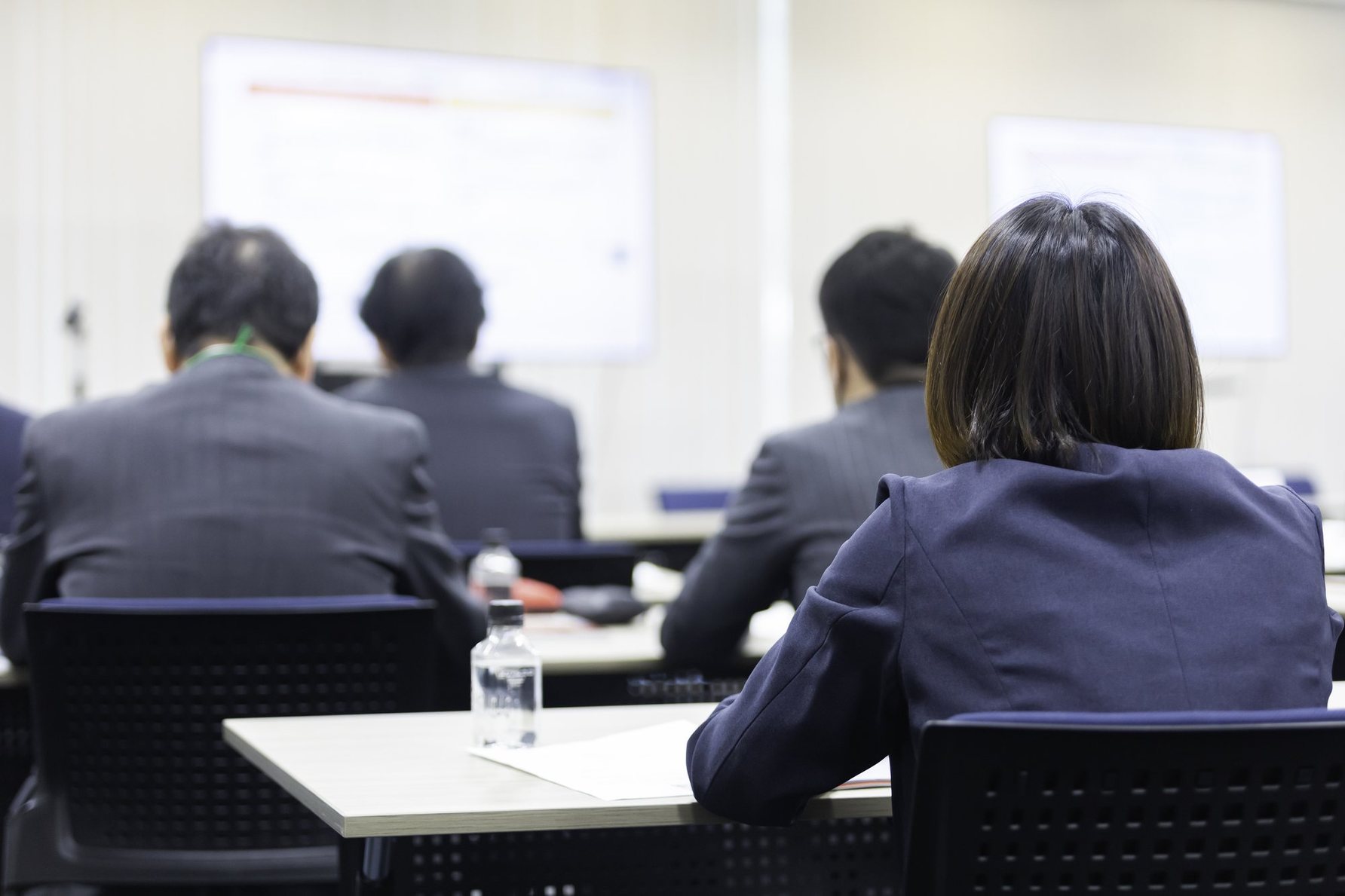会議室で説明を聞いている従業員(イメージ)