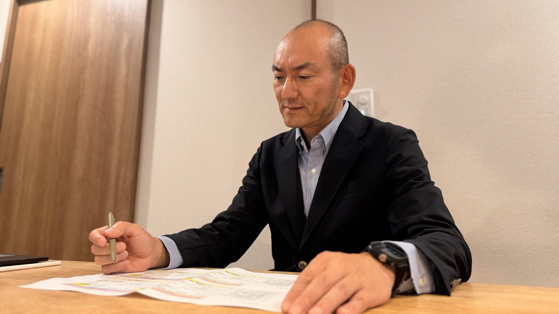 書類に印をつけながら、制度の内容を確認しているところ